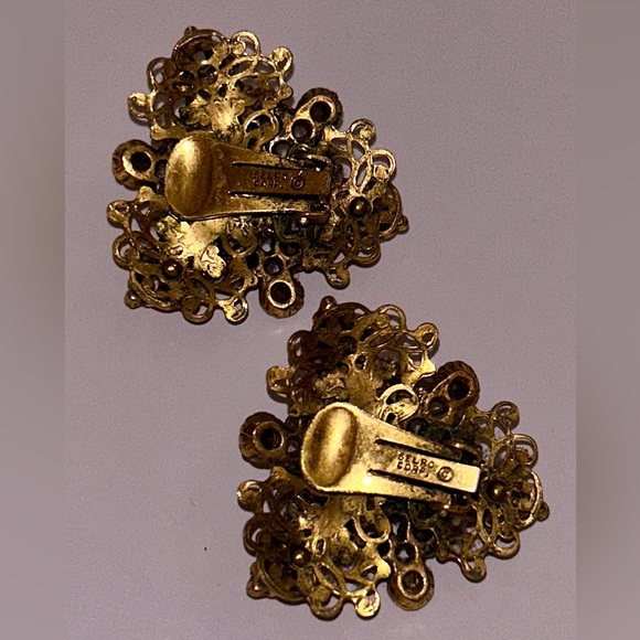 AMAZING VINTAGE SIGNED SELRO CORP  GOLD FILIGREE FAUX PEARL RHINESTONE EARRINGS - Picture 2 of 3